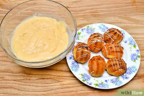 Step 1 制作奶油泡芙，又被称为profiteroles。