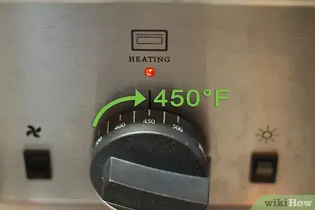 Step 1 把烤箱预热到230℃，同时在一张烤盘上铺锡箔纸。