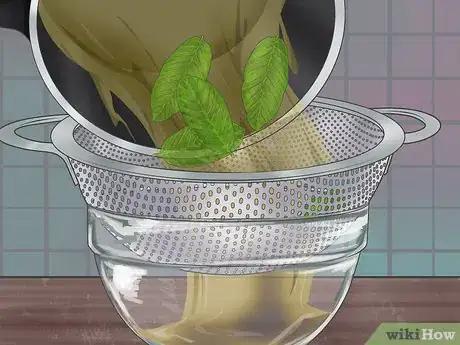 Step 4 移开锅子，将茶水倒入漏勺里过滤。