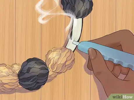 Step 4 将绒球系在花环骨架上。