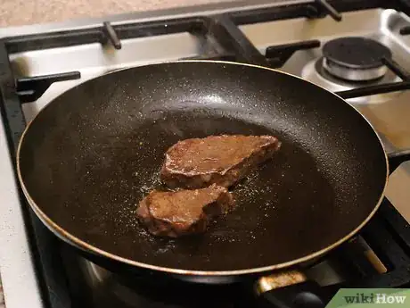 Step 2 把牛肉放进慢炖锅。