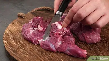 Step 1 将牛排切成一块块可食用大小的肉。