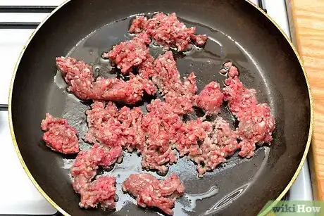 Step 4 用平底锅和1汤匙橄榄油炒1公斤牛肉。