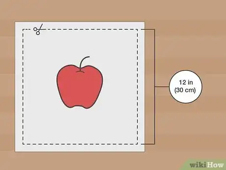 Step 4 将每块T恤布修剪成30厘米的正方形。