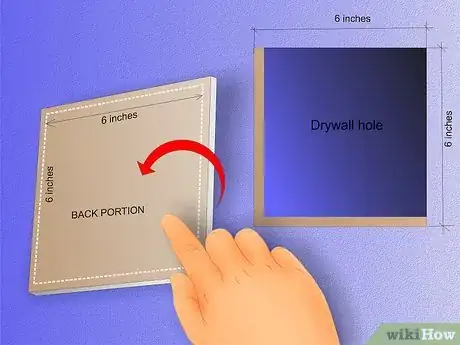 Step 4 在石膏板填料片的背面，勾勒出墙上的洞的实际大小。