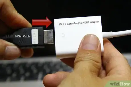 Step 3 把HDMI线和Mini DisplayPort转HDMI适配器相连。