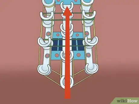 Step 4 再在中间一排塑料钉上纵向套满橡皮筋。