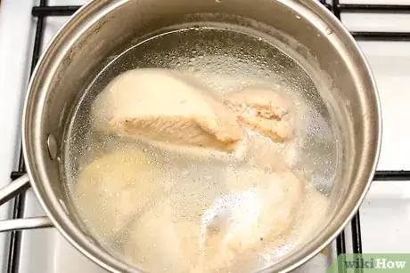 Step 1 小火把鸡肉煮烂，煮鸡肉时可以加入盐或用高汤调味。