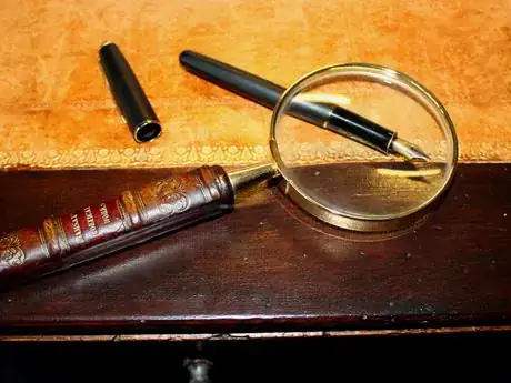 Magnifying_glass_on_antique_table