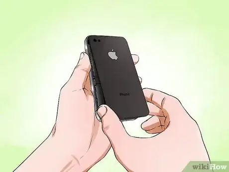 Step 8 将iPhone后壳往上推，可以推上去几厘米。