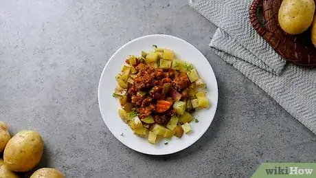 Step 6 将煮好的土豆冷却，切成丁，用于制作牛肉丁土豆。