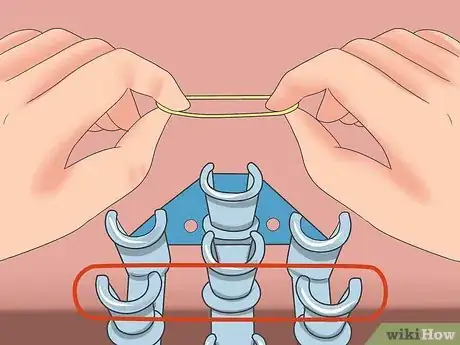 Step 7 再次在彩虹织机上横向套满橡皮筋。