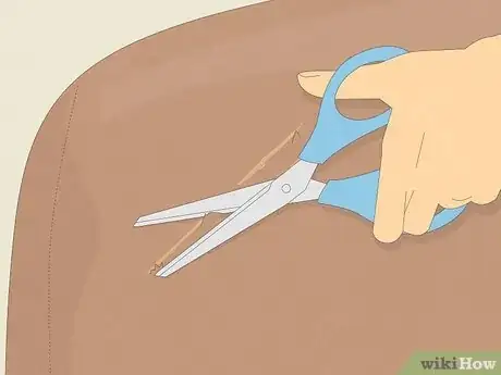 Step 2 把划伤周围松动的纤维磨掉或剪掉。