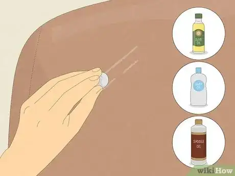 Step 1 在划痕处擦橄榄油、婴儿油或马鞍油。