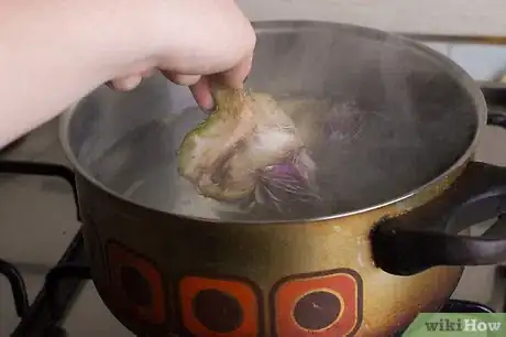 Step 3 将洋蓟放入蒸笼内。