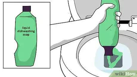 Step 1 往马桶里挤几注洗洁精。