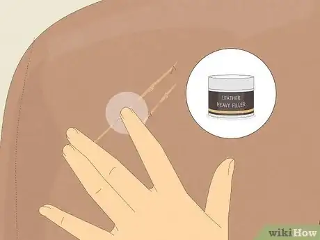 Step 3 在划伤区域涂抹高浓度皮革填充剂。