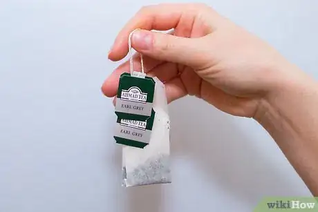 Step 4 加大约5个茶包到热水里。