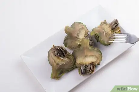Step 1 在洋蓟还热时就可以吃了。