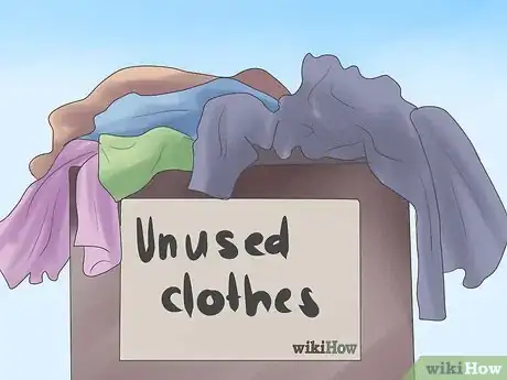 Step 5 把不穿的衣服放在盒子或袋子里。