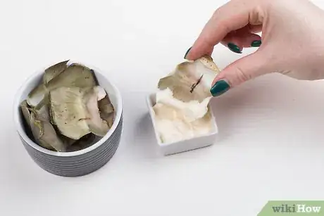 Step 3 用花瓣蘸黄油、调味品或准备好的酱汁。
