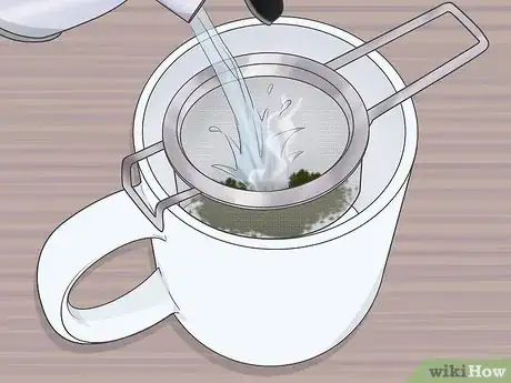 Step 2 把泡茶器放入茶杯，再倒入180毫升开水。