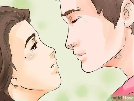 Step 1 准备好亲吻的姿势。