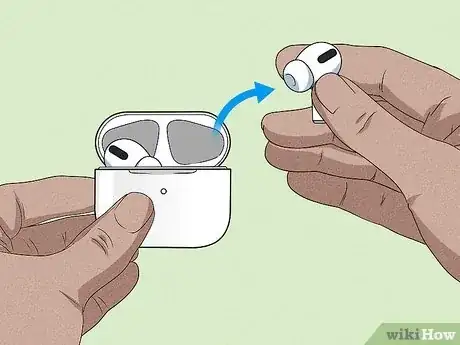 Step 1 打开AirPods充电盒，或者从充电盒中取出AirPods。