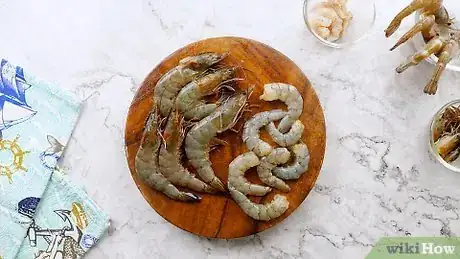 Step 1 决定是在烹饪前还是烹饪后去虾壳。