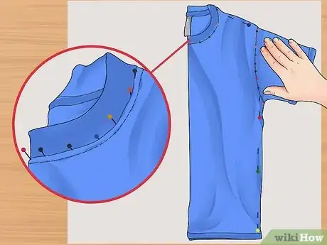 Step 5 用大头针沿着前面的轮廓钉住衣服。