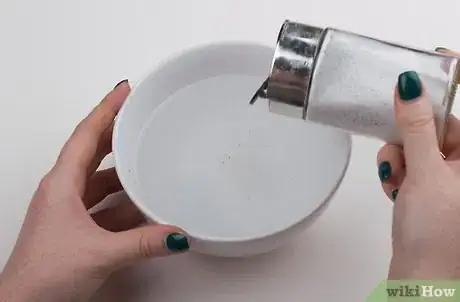 Step 1 把水、柠檬汁和盐放在微波碟子中。