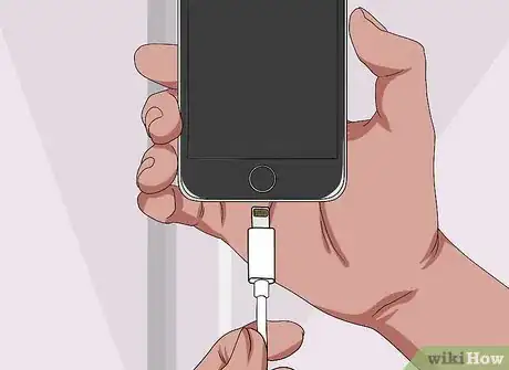 Step 3 将模拟适配器连接到iPhone。