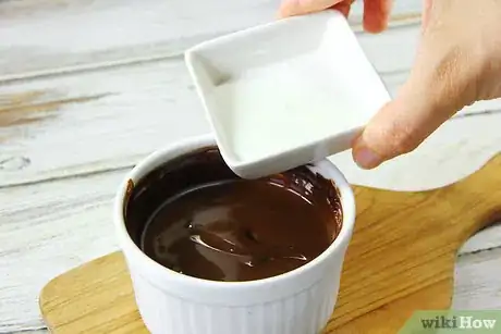 Step 3 加入少量热牛奶，增加巧克力液的奶油味。