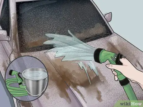 Step 1 用软管或水桶装水洗车。