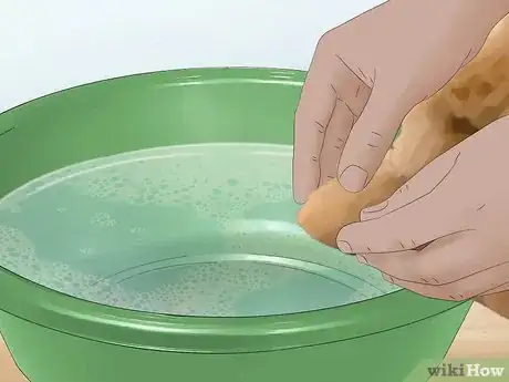 Step 2 局部清洗皮草。
