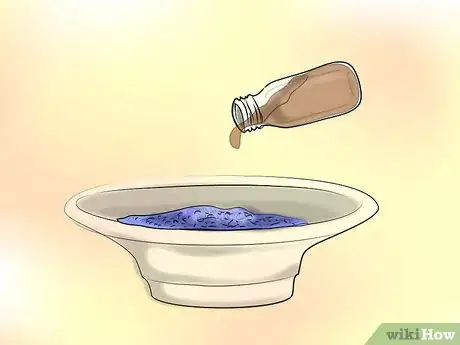 Step 3 加入几滴精油。