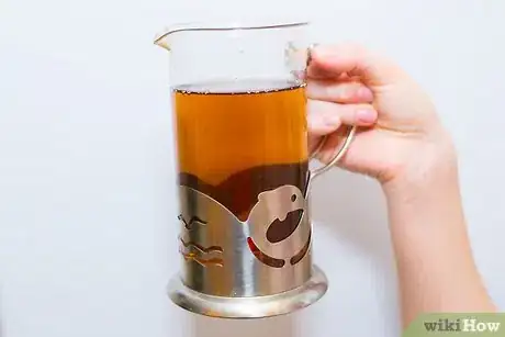Step 2 用一个漏斗，把你做好的茶都倒入一个（或几个）用于贮藏的容器。