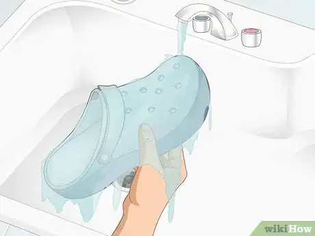 Step 1 用自来水把Crocs鞋冲洗干净。