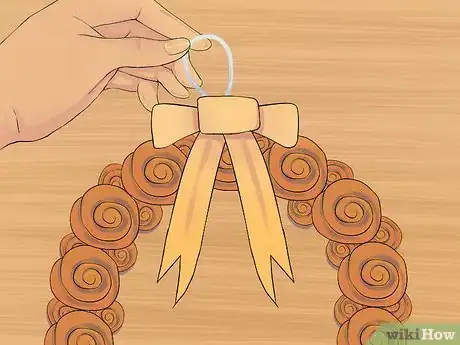 Step 9 将一块布条或者带子做成环形悬挂。