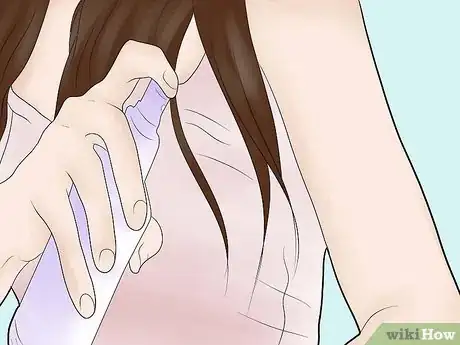 Step 4 反复用喷瓶往自己身上喷洒冷水。