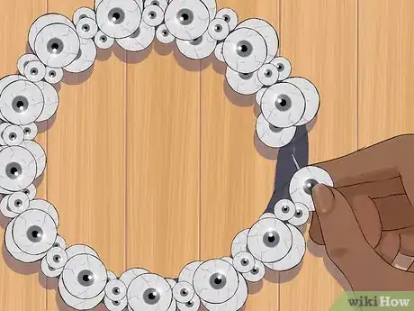 Step 4 将大头针尖端插进泡沫花环骨架。