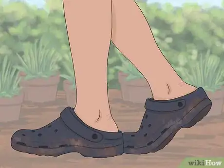 Step 2 去院子里干活时套上Crocs鞋。