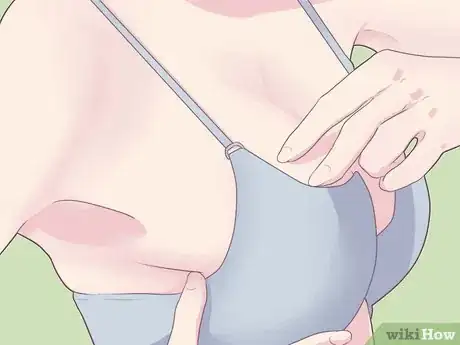 Step 2 把副乳和多余的肉收进罩杯中。