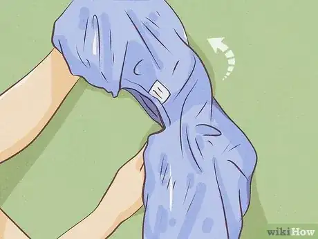 Step 1 把衣服里外翻转。