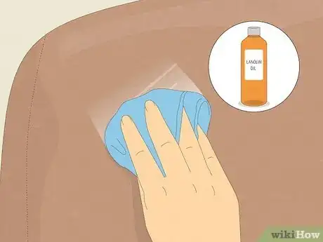 Step 2 在划痕处擦羊毛脂油。