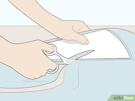 Step 5 沿着裁片剪切布料。