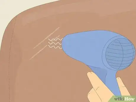 Step 3 用热源和湿布吸出皮革油脂。