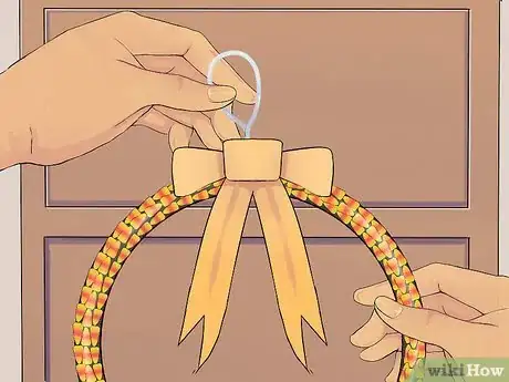 Step 9 好了！把花环挂在门上。