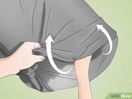 Step 2 洗之前把衣服翻过来。