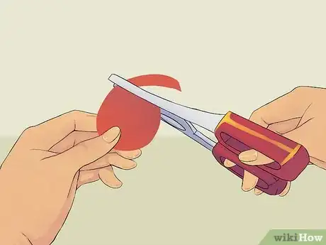 Step 3 把毛毡卷成环状。